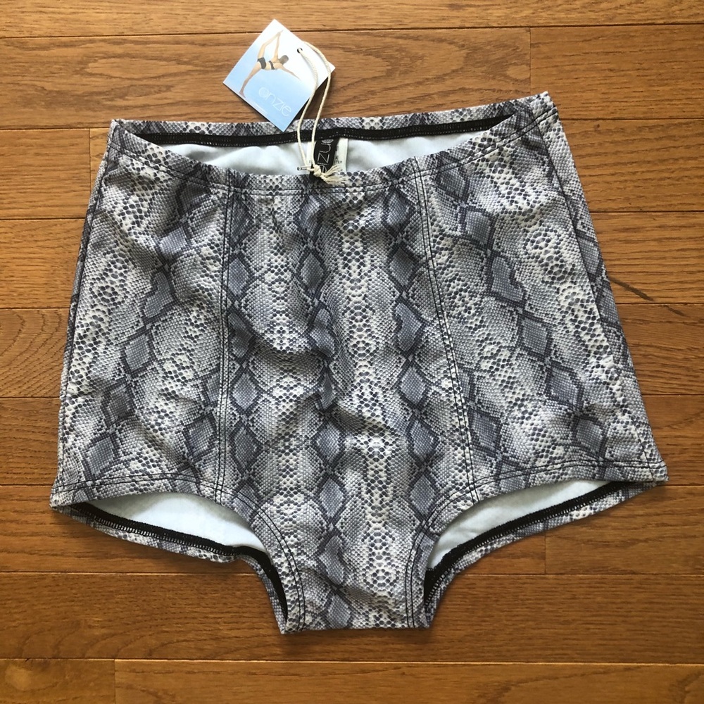 Onzie High Waisted Hot Yoga Shorts One Size